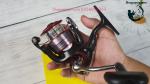 Máy câu đứng Daiwa MG S 2500 chuyên lure